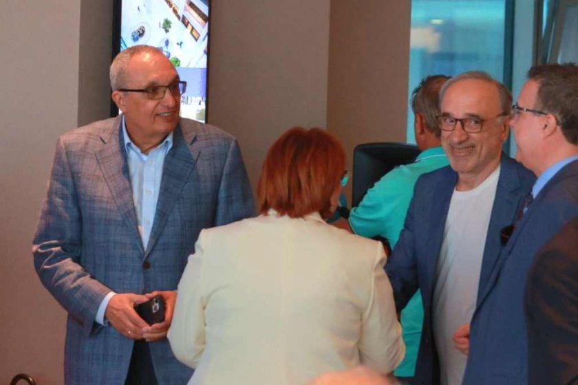 Президентската трибуна е толкова висока, че дава възможност да се