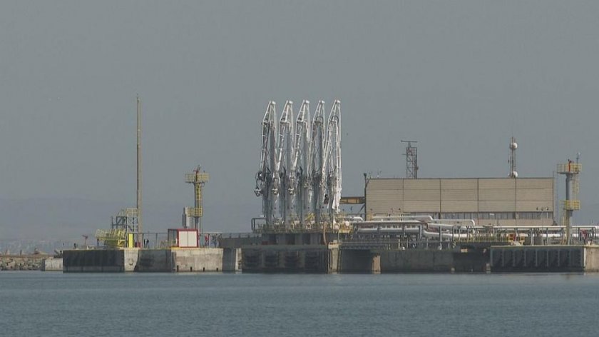 Кораб под флага на Либерия заседна в пристанище Бургас