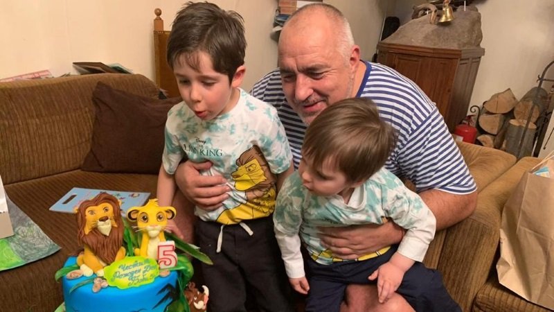 Баш на петък 13-и лидерът на ГЕРБ Бойко Борисов празнува