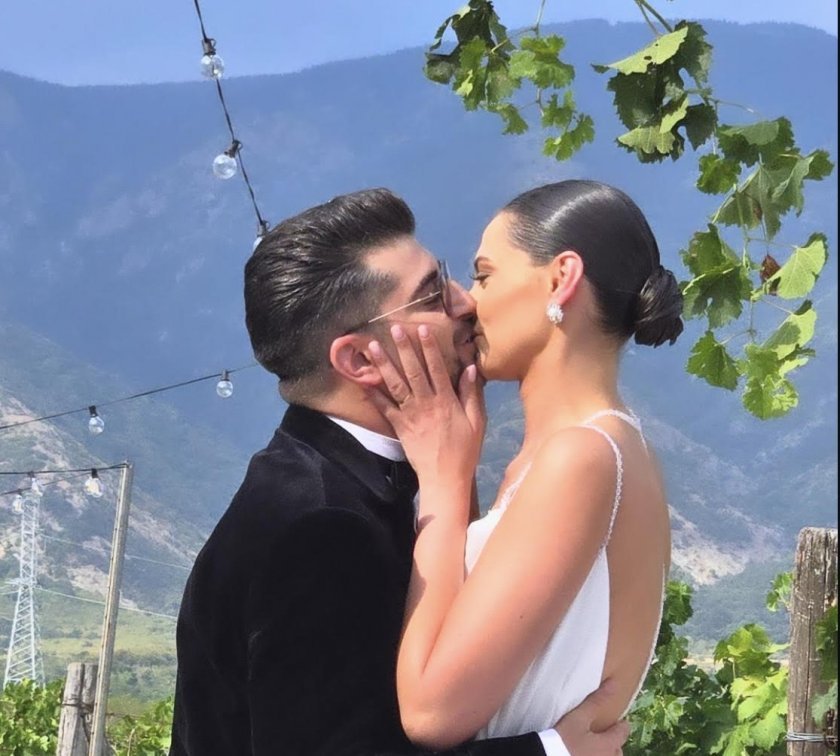 След като изкара рождения си ден сама, на гости при