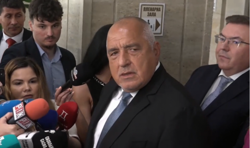 Бойко Борисов говори пред журналистите в кулоарите на Народното събрание.