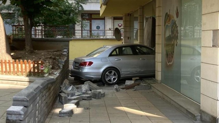 Зрелищна катастрофа в София се размина без жертви