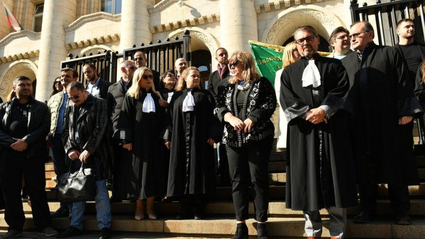 Адвокатите спират стачката