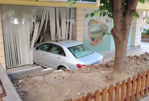 Жена се вряза с колата си в офис