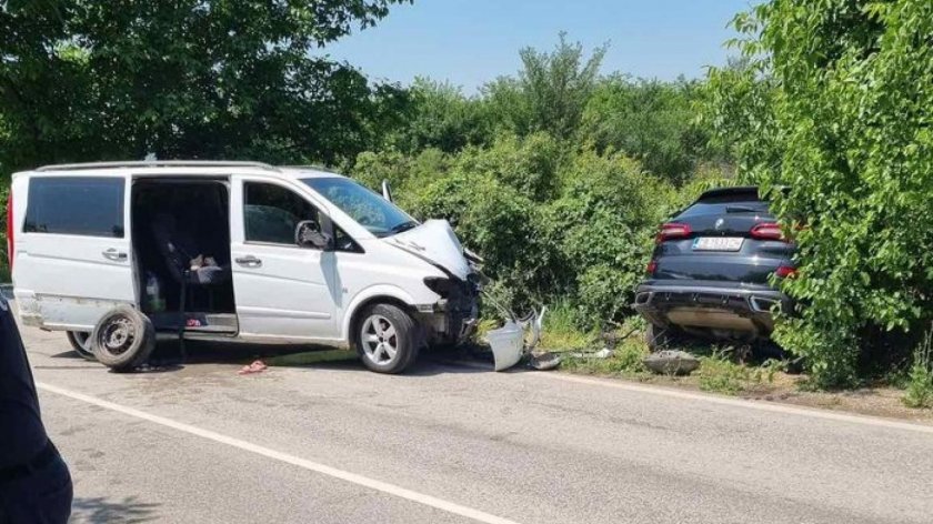 Катастрофа между кола и бус затруднява движението в Полски Тръмбеш