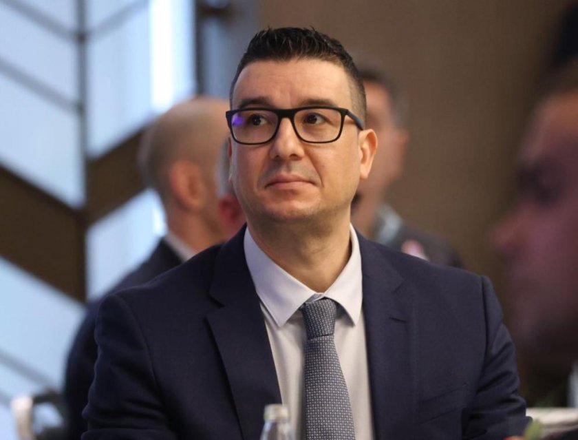 Министърът на икономиката: Двойното обозначение на цените не е спекула
