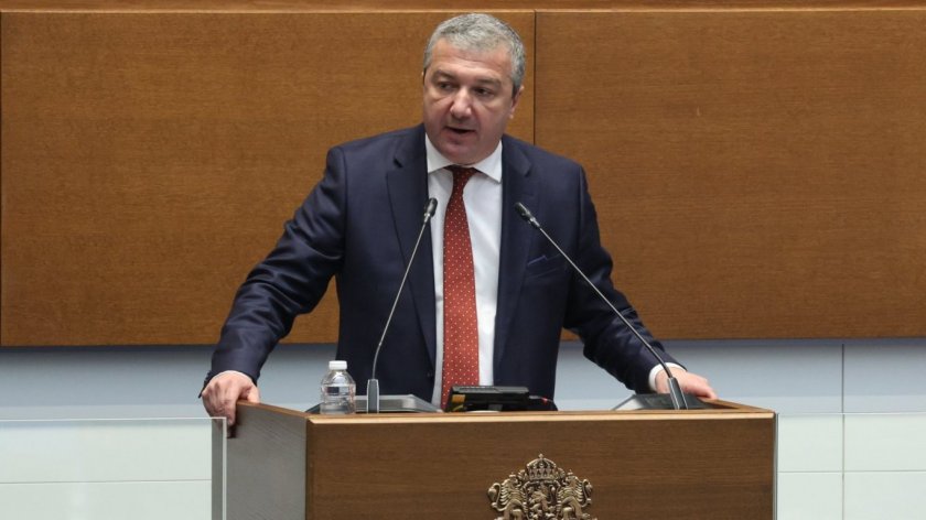 Румен Радев трябва да каже дали ще прави политически проект, или