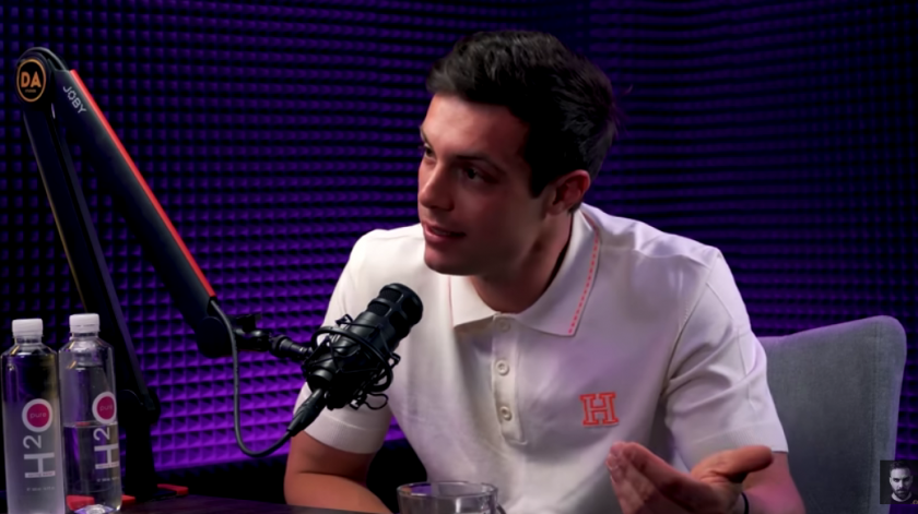 Актьорът Филип Буков се разхожда със скъпа маркова тениска. На