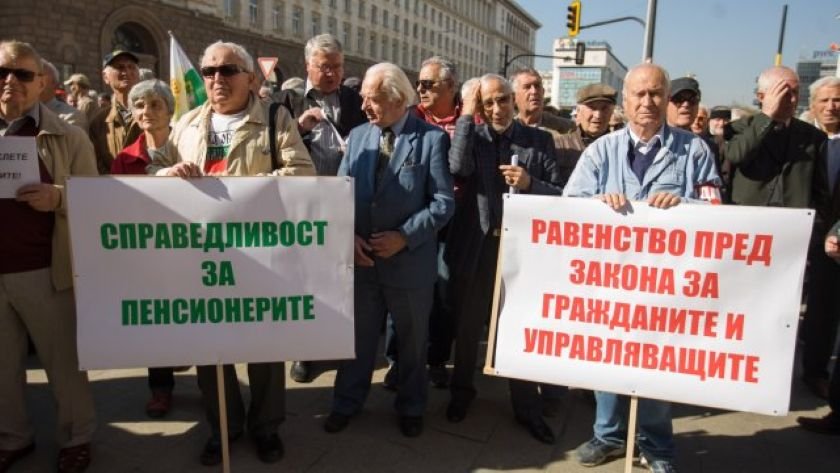 Пенсионерите в паника: Увеличението на разходите за отбрана ще е за сметка на здравните и социалните грижи