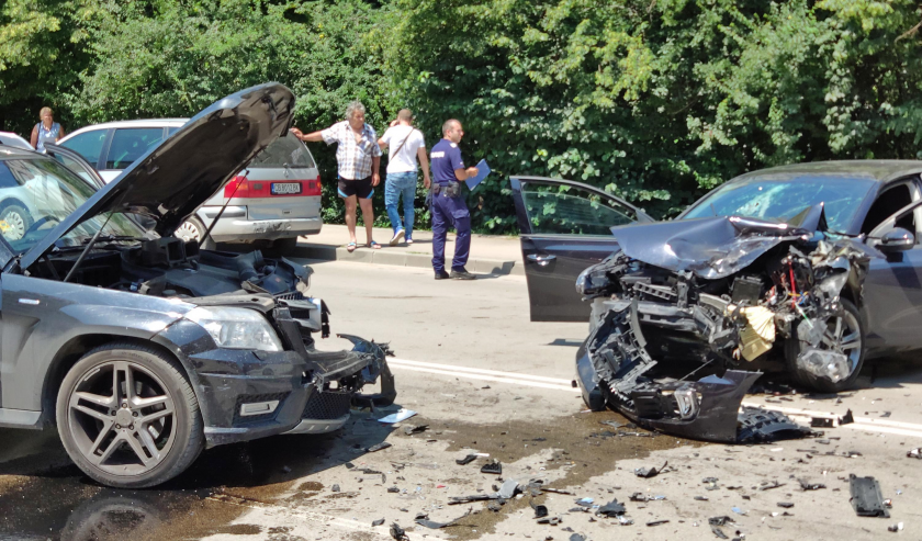 Шестима души са пострадали при катастрофа между три коли на пътя