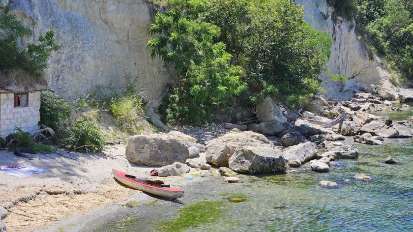 Срути се част от ската на плаж Романтика край Варна.