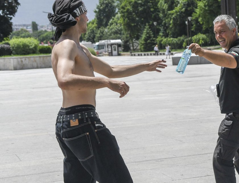 Гореща вълна обхваща страната. В сряда за всички области важи