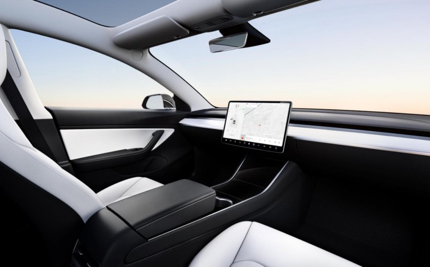 Автомобил на Tesla сам се закара от фабриката до дома на купувача (ВИДЕО)