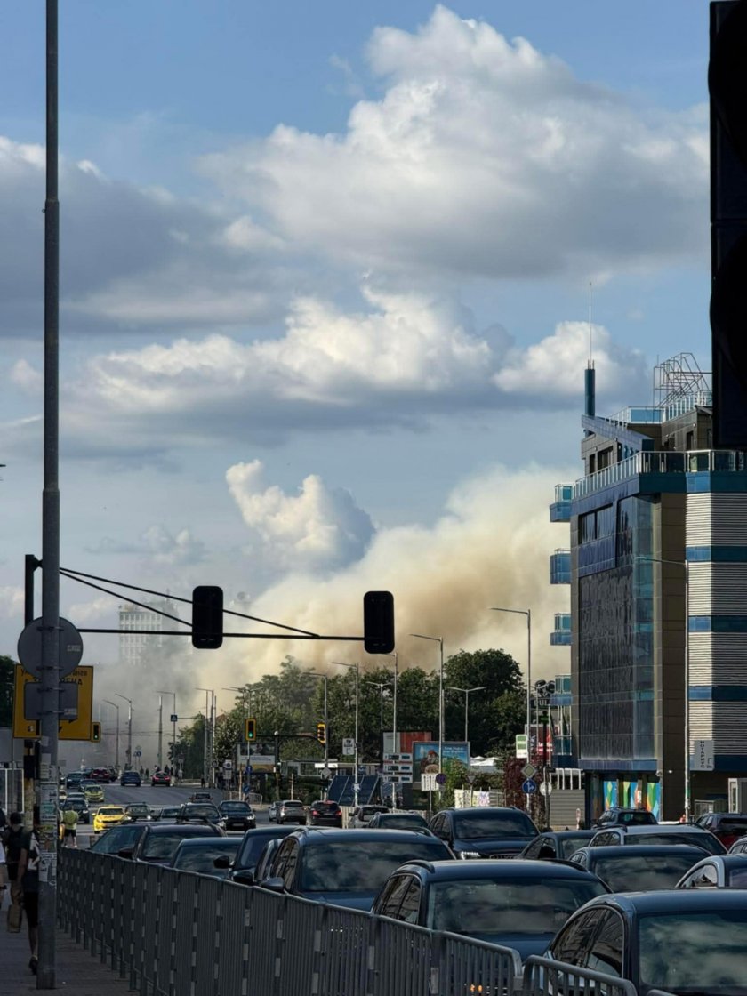 Пожар пламна близо до завод Витоша. Столичният булевард Черни връх