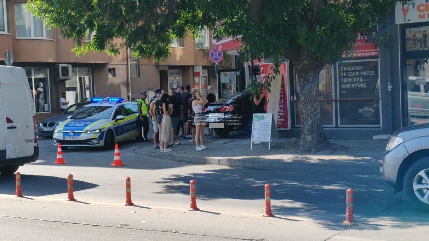 Автомобил се вряза в магазин в Пловдив, все още не