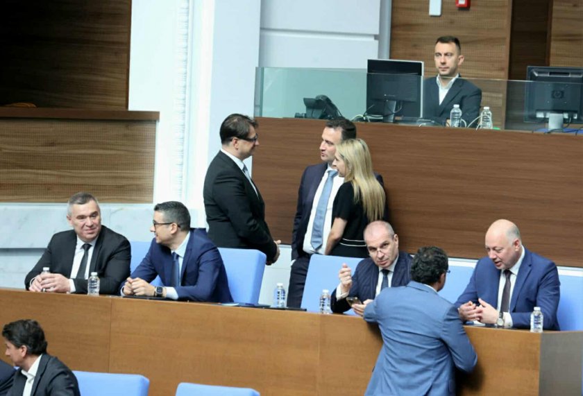 Гласуват третия вот на недоверие срещу кабинета "Желязков"