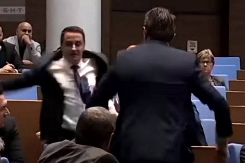 Полицаи са разпитвали в парламента председателя на Възраждане“ Костадин Костадинов