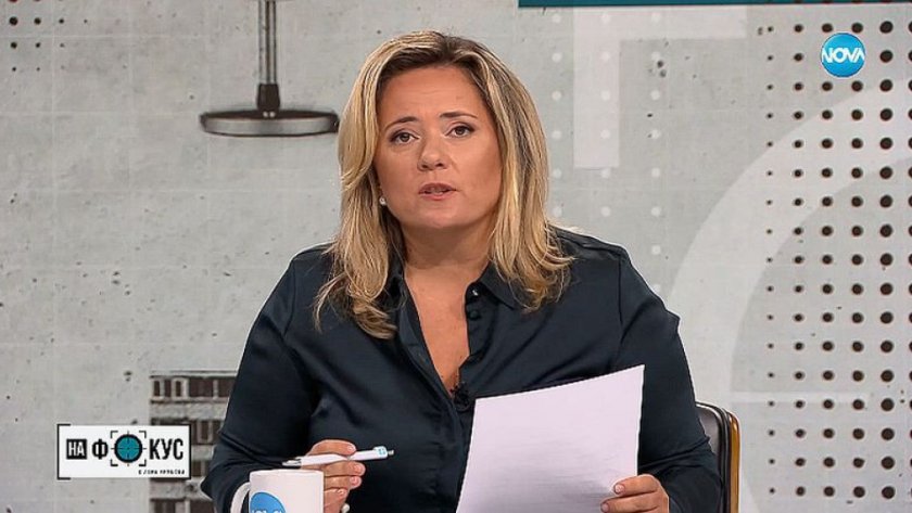 Лора Крумова е родена на 19 август 1979 г. в