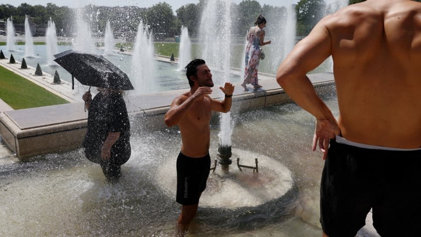 Докато Европа и Северна Америка изнемогват от горещини, хората в