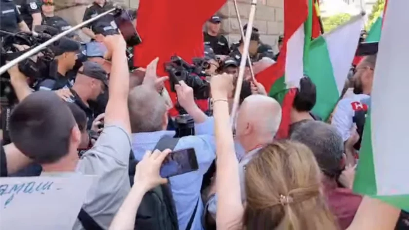 Палатков лагер разпънаха привържениците на партия Възраждане като протест срещу