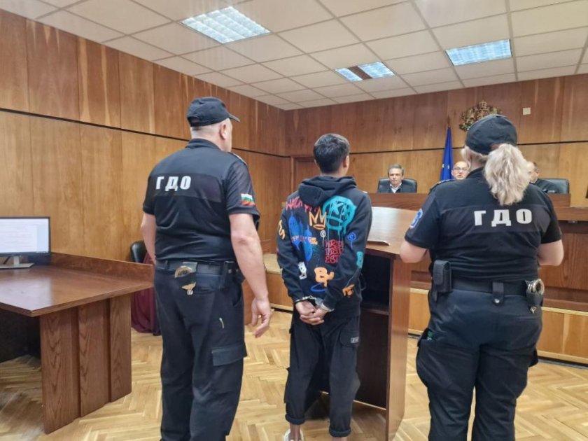 Постоянен арест за 17-годишния младеж, счупил зъбите на майка си