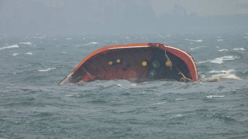 Сондажен кораб се обърна в Червено море