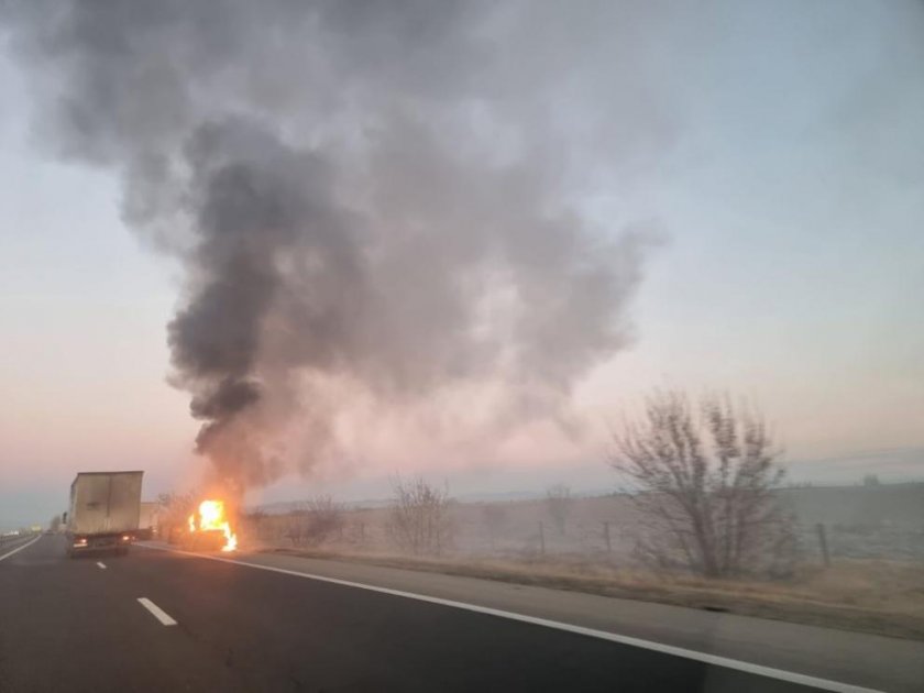 Кола се запали на магистрала „Тракия“ и предизвика пожар в нива с пшеница