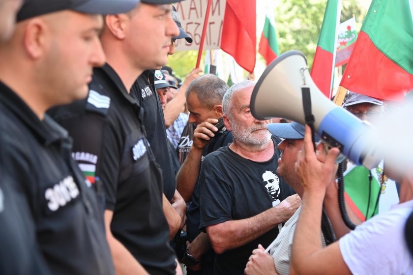 Повален полицай на протеста срещу еврото на "Възраждане", има арестуван
