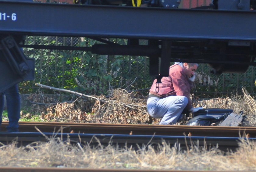 Дете почина, след като влак удари каруца на жп прелез