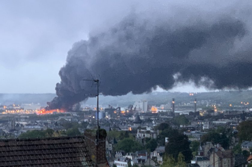 Пожар избухна в петролна рафинерия във Франция