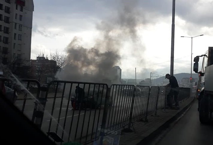 Кола се запали на столичен булевард (СНИМКИ)
