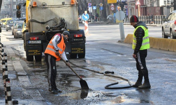 Мият улиците в София заради мръсния въздух 