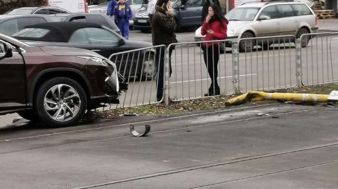 Джип отнесе светофар на метри от спирка в "Овча купел"