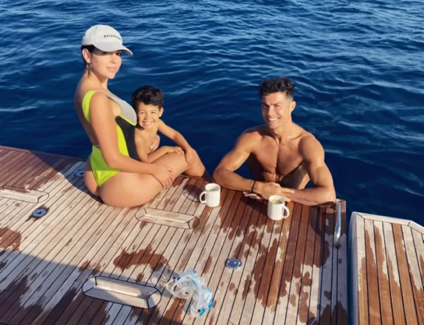  ПОРТУГАЛИЯ НАСТРЪХНА: Роналдо се пече на яхтата си, до момента в който погребват Жота 