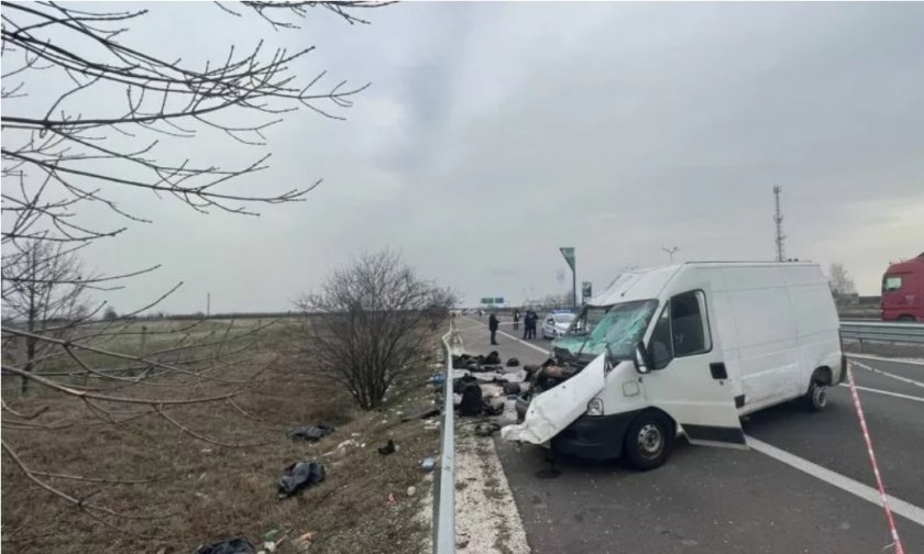 Дрогиран шофьор на бус се блъсна в кола на "Марица"