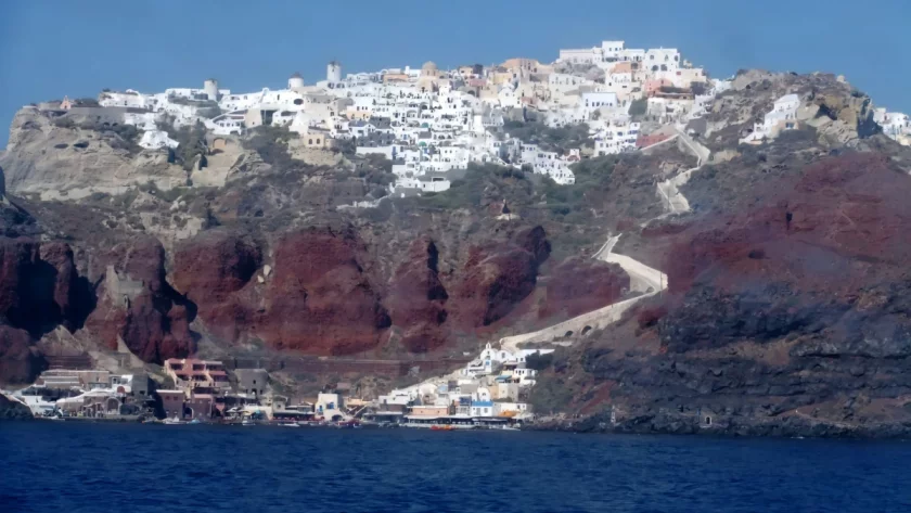 Гръцкият остров Санторини – прочут с белите си къщи, сини