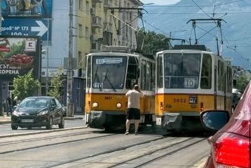 Трамвай блъсна пешеходец на ключов столичен булевард (СНИМКА)