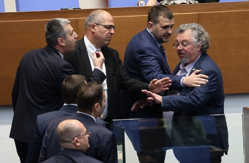 ЗА 50 БОНА: Манол Пейков заведе 78 страници иск срещу Копейкин
