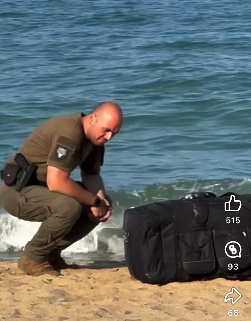 Два огромни сака, пълни догоре с марихуана, изплуваха днес сутринта