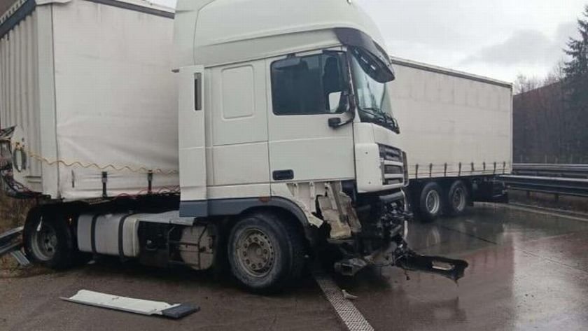 Аварирал камион затвори АМ "Хемус" в посока Варна