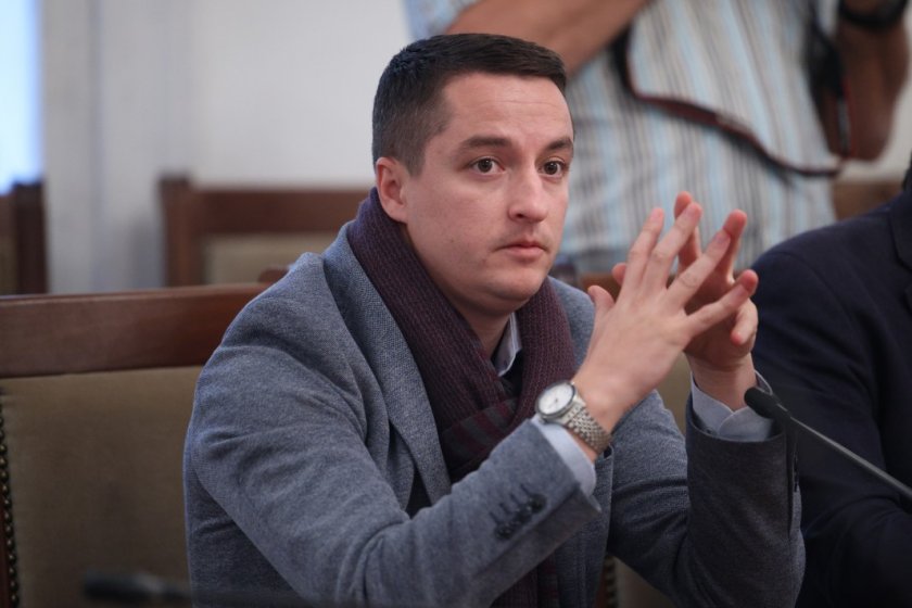 Асен Василев иска да разцепи обединението на ПП-ДБ. За да