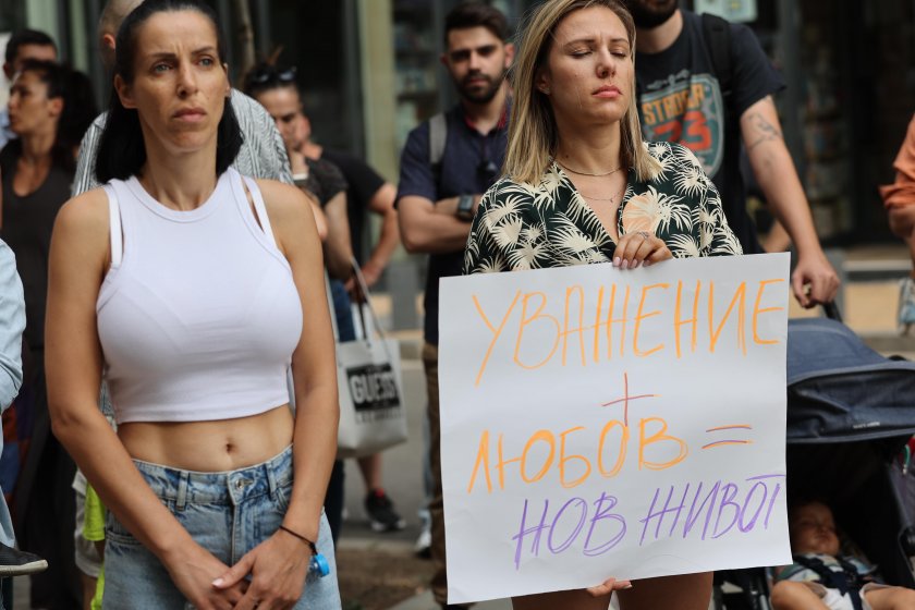 Протест и контрапротест се провеждат пред Университетската акушеро-гинекологична болница (УАГБ)