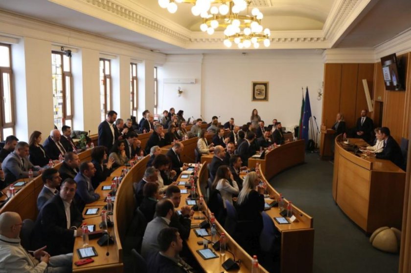 СОС с последно заседание преди ваканцията: Общинарите ударно гледат 100 доклада 