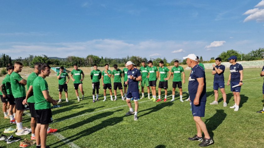 ФИФА свали забраните на Берое, старозагорци ще картотекират