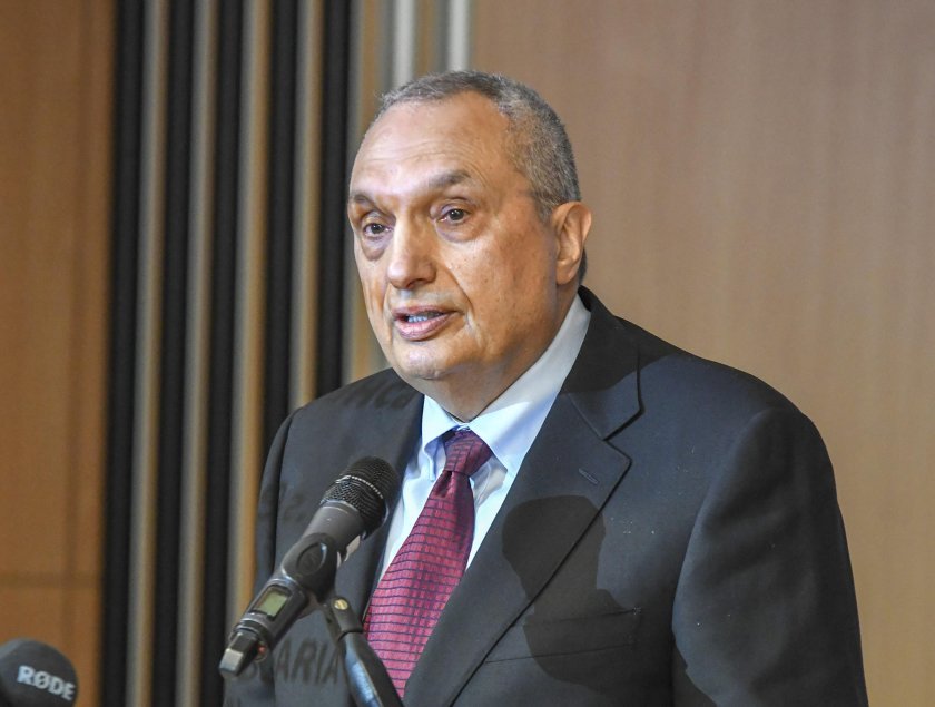 Трябва да се стопира увеличаването на заплатите в бюджетната сфера.