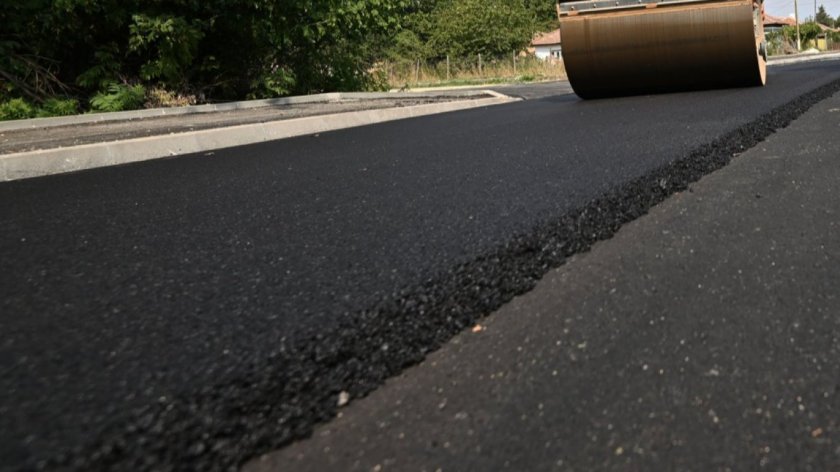 Асфалтът се нагрява бързо през лятото, което води до образуването