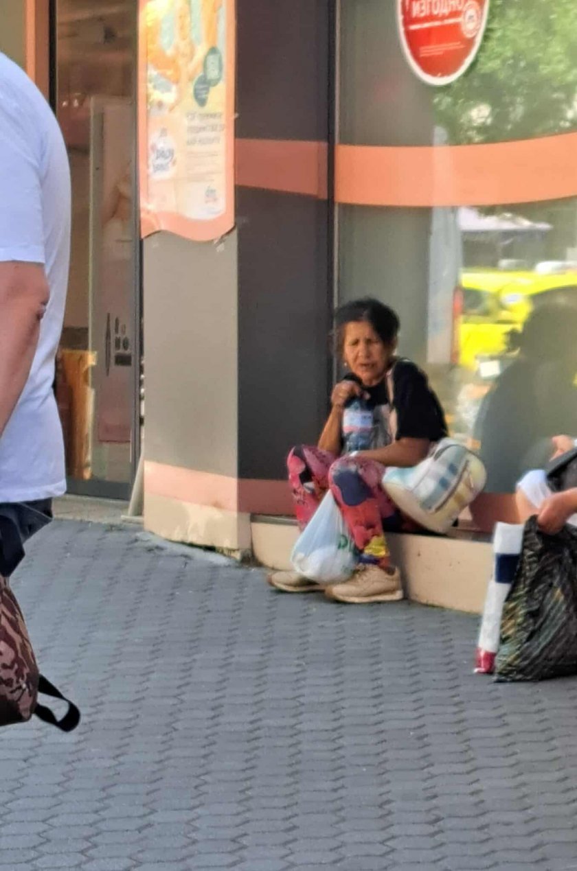 Възрастна ромка напада жени в центъра на София. Пердахът отнесе