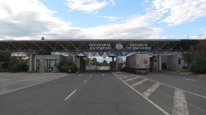 Задържаха двама румънци, опитали да подкупят с 290 евро наши граничари
