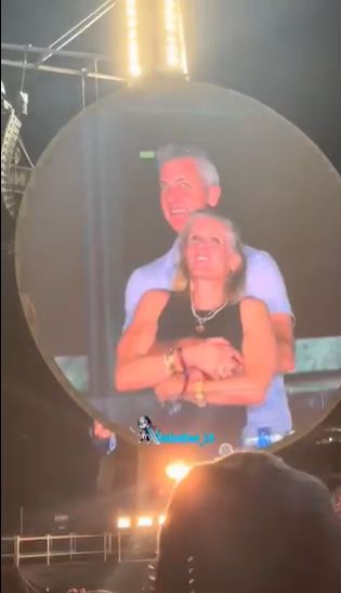 На концерт на Coldplay в Бостън камерата случайно спря на мъж,