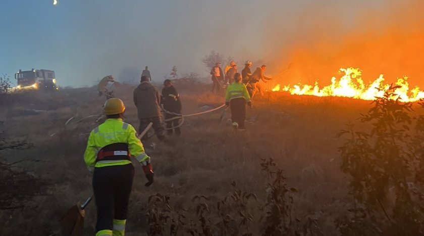 Пожарът над село Опицвет се разгоря отново, заплашва детски онкоцентър